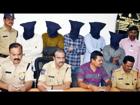 నకిలీ నోట్లు చలామణి చేస్తూ విధ్యార్థిలిలా, కమీషన్ కోసమేనా?