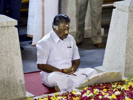 ఇక ఇప్పుడేం జరగబోతోంది? పన్నీరా? శశికళా? గవర్నర్ ఎవరివైపు మొగ్గుచూపుతారు?