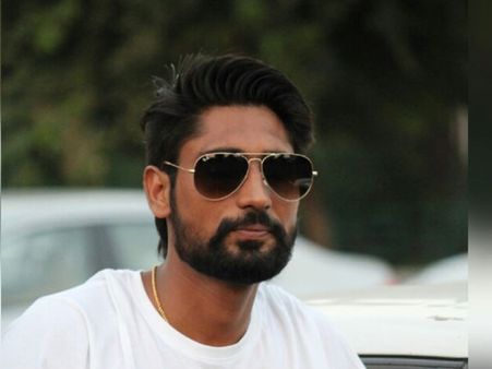 గ్యాంగ్‌స్టర్ పైశాచికం: వ్యక్తిని చంపేసి డ్యాన్స్, పాటలు పాడాడు(వీడియో)