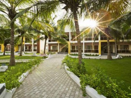 శశికళ పుణ్యమాని చెత్త పేరు మూటగట్టుకున్న 'గోల్డెన్ బే రిసార్ట్'