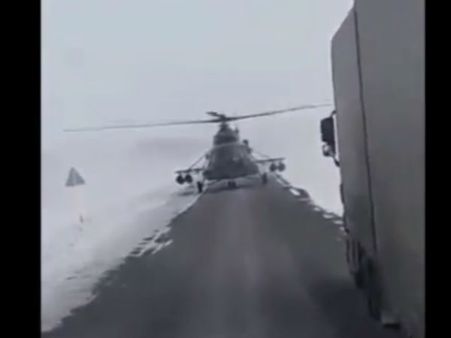 షాక్: నడిరోడ్డుపై భారీ హెలికాప్టర్ దించి అడ్రస్ అడిగాడు!(వీడియో)