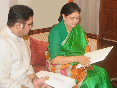 ప్రభుత్వం నాదే: 10మందితో గవర్నర్‌ను కలిసిన శశికళ