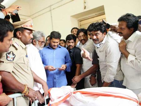 రెండో డ్రైవర్ మాటేమిటి: బస్సు ప్రమాదంపై జగన్, టిడిపి నేతల బస్సు కాబట్టే..