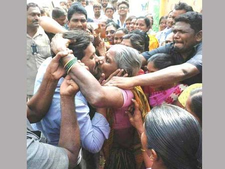 జగన్‌కు ఆమె ముద్దు, నెట్లో హల్‌చల్: పాపపు మాటలని దుమ్మెత్తిపోసిన మహిళ