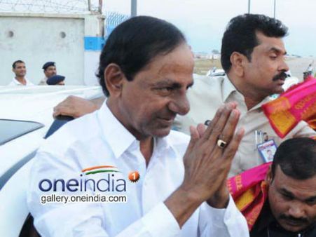 కురవి వీరభద్రస్వామికి బంగారు మీసాలు సమర్పించిన కేసీఆర్..