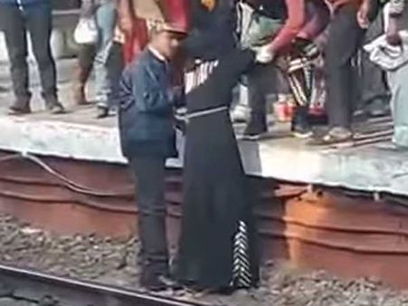 అద్భుతం: 42 బోగీల రైలు.. ఆమెపై నుంచి వెళ్లినా.. ప్రాణాలతో..