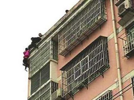 గాల్లో వేలాడుతోంటే,జుట్టుపట్టుకొని భార్యను ఇలా...చివరికిలా అలా..