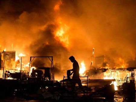 మనీలా పోర్టు వద్ద అగ్ని ప్రమాదం: వీధిన పడ్డ 15 వేల మంది (వీడియో)