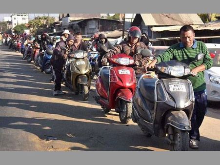 పెట్రోల్ లీటర్ @రూ.250: డోర్ టు డోర్ క్యాంపెయిన్ ముద్దు