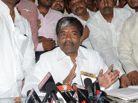 మంత్రి పద్మారావు కుమారుడి దౌర్జన్యం: పచ్చళ్ల వ్యాపారి కుటుంబంపై దాడి