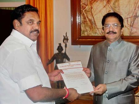 పన్నీరు కంటే స్ట్రాంగ్‌గా పళనిస్వామి: సీఎంగా ప్రమాణం, మంత్రులు వీరే..