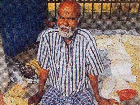 ఇంటి నుంచి గెంటేస్తే ఈ రాజయ్య బతుకిలా అయింది