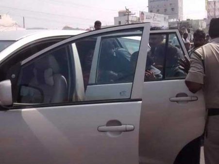 స్పీడ్ బ్రేకర్ వద్ద పోలీస్ జీప్ దూకేసి రక్షించండంటూ పరుగులు తీసిన రోజా