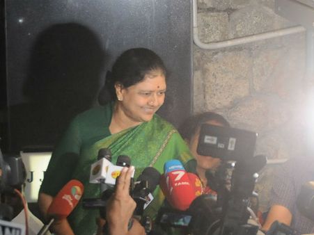 గొంతు పెంచిన శశికళ: ఎలా ఎదురు తిరిగింది...