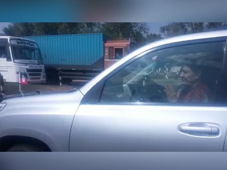 లొంగిన శశికళకు షాక్: సాధారణ ఖైదీగానే.. అమ్మ సెల్ నో..