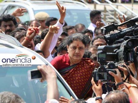 షాక్: జైలు నుంచి ఫోన్లో మాట్లాడిన శశికళ, సీఎం-మంత్రులకు ఆదేశాలు