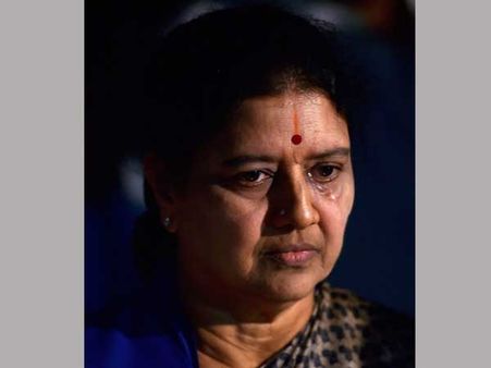 రాజకీయ నేతలకు గుణపాఠం: శశికళపై స్టాలిన్, స్వీట్లు పంచారు