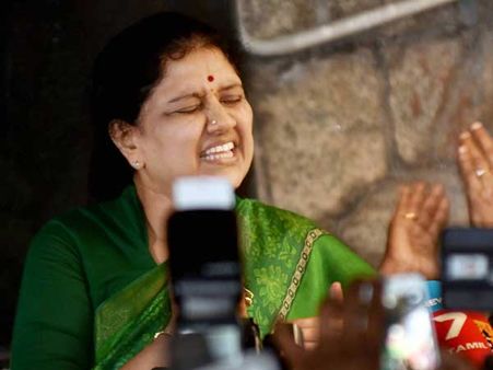 ఎత్తుకు పైఎత్తు: ఢిల్లీకి శశికళ, ముంబైకి పన్నీరు.. రహస్య ప్రాంతానికి ఎమ్మెల్యేలు