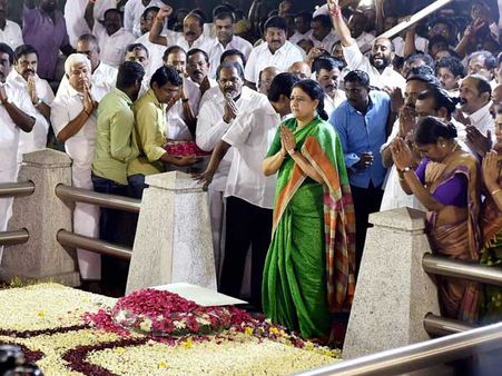 అమ్మ సమాధి వద్ద ధర్నాకు శశికళ రెడీ: 