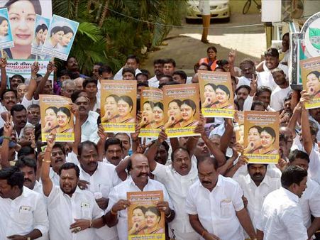 ఇంకా రిసార్టులోనే మంత్రులు, ఎమ్మెల్యేల మకాం.. 25మందికి అస్వస్థత