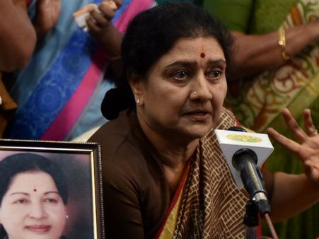 పార్టీకి పన్నీర్ విధేయుడుగా లేడు, గవర్నర్ స్పందించాల్సిందే, శశికళ సంచలన వ్యాఖ్యలు