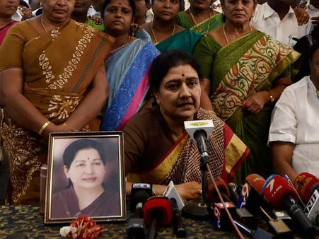డీఎంకే-బీజేపీ వల్లే, నేనే ముఖ్యమంత్రిని అవుతా: శశికళ సంచలనం