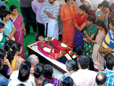 చిన్నోడిని అమెరికా వెళ్లనీయను: కుప్పకూలిన శ్రీనివాస్ తల్లి, బోరున ఏడ్చిన భార్య