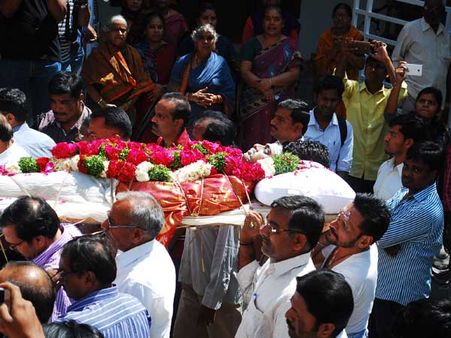 తెలుగు వద్దు, ఇంగ్లీషే: తెలుగు టెక్కీ మృతితో అలర్ట్ చెప్పిన టాటా