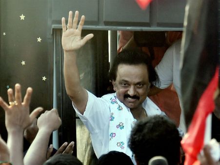 స్టాలిన్ అభిమాని ఆత్మహత్య: ఆరాధ్య నేతకు అలా జరిగిందని తెలిసి..