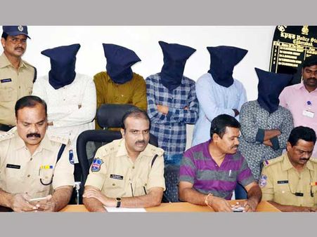 విటుల నుండి డబ్బులు వసూలు చేస్తోన్న ఇంజనీరింగ్ విధ్యార్థులు వీరే...(పిక్చర్)