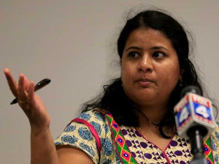 టెక్కీ శ్రీనివాస్ భార్యకు లైన్ క్లియర్: అమెరికా కంపెనీ ఉదారత