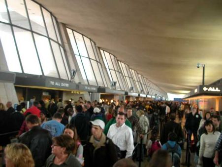 అమెరికా ఎయిర్ పోర్టుల్లో భావోద్వేగ దృశ్యాలు.. తమవాళ్లను కలుసుకున్నారు..