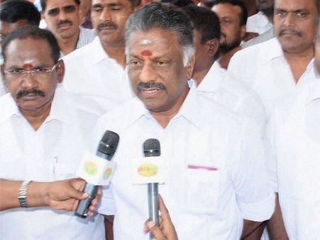 అడ్డుకున్నారు.. గందరగోళం సృష్టించారు.. పళని ఎమ్మెల్యేలకు 'పన్నీర్' సెగ