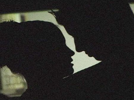 అర్థరాత్రి ఇంటికి వచ్చాడని, కాళ్ళు, చేతులు విరగొట్టాడు, వివాహేతర సంబంధమేనా?