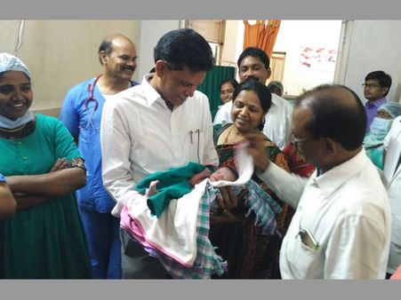 ఈ కలెక్టర్ అందరికీ ఆదర్శం: ప్రభుత్వాసుపత్రిలో కూతురికి ప్రసవం చేయించారు