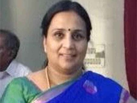 రెండాకుల చిహ్నం లేకుంటే ఆర్ కే నగర్ లో దినకరన్ నో: పోటీలో ఈమె !