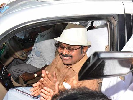 పన్నీర్, పళనిసామి చెట్టాపట్టాలు: దినకరన్ పరిస్థితి గోవింద గోవిందా !