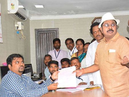 దినకరన్ కు కారు కాదుకదా బైక్ కూడా లేదంట: విద్యార్హత ఇదే !