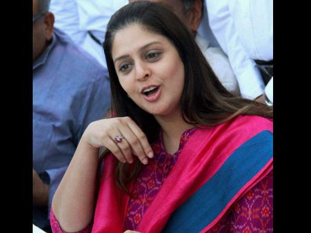 లోకేష్‌ను ఏకేసిన నగ్మా: ఆస్తులపై ట్విట్టర్‌లో ఉతికేసింది!..