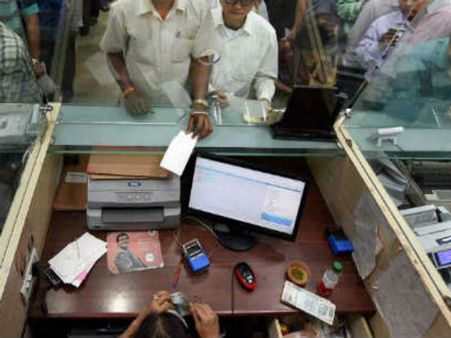 ఆ బ్యాంకే నకిలీ.. మళ్లీ రూ.లక్షల్లో డిపాజిట్లు, పోలీసులను ఆశ్రయించిన బాధితులు