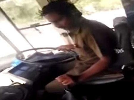 షాకింగ్: బస్సును వేగంగా నడుపుతూ.. రెండు ఫోన్లతో ఆర్టీసీ డ్రైవర్