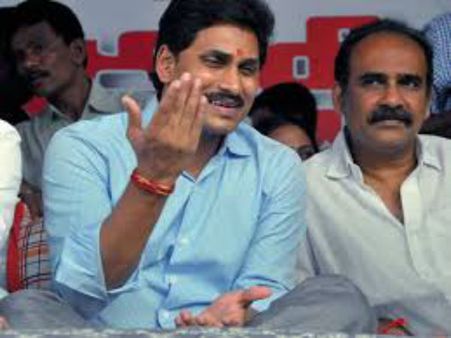 ఎమ్మెల్సీ ఎన్నికల్లో  జగన్ కు షాక్:  తిరగబడుతున్న కోటలు