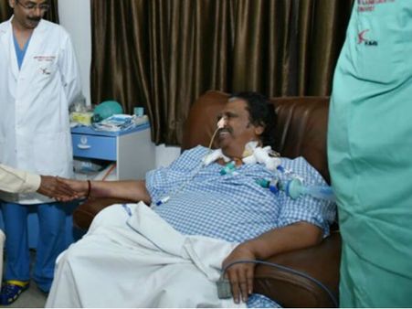 వీఐపీ సూట్ నుంచి సాధారణ గదికి దాసరి: ఆసుపత్రిలో తడిసి మోపడవుతున్న బిల్లులు!