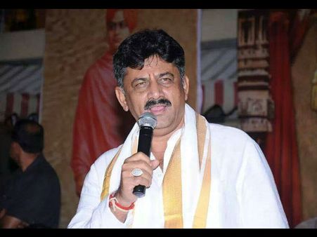 కాంగ్రెస్ ఆపసోపాలు: కర్ణాటకలో కమలాన్ని ఎదుర్కోగలదా?