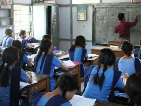 యూపీలో కొత్త రూల్!?: టీచర్స్ జీన్స్, టీషర్ట్ ధరించవద్దు..