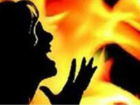 అనుమానంతో భార్యను సజీవ దహనం చేసిన భర్త