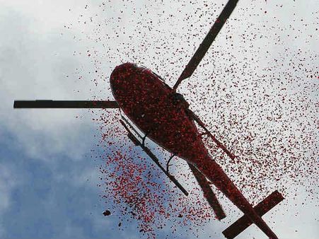 ఎయిర్ అంబులెన్స్ లో మంటలు: పైలెట్ మృతి, డాక్టర్లకు !