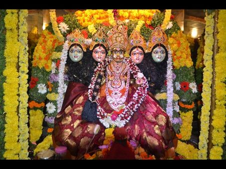 అమ్మవారి పాదాల చెంత పెట్టమంటే.. హుండీలో వేశాడు!: హాల్ టికెట్ కోసం విద్యార్థిని రోదన