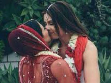 ఇద్దరు యువతులు.. ఇష్టపడ్డారు.. పెళ్లి చేసుకుని పరారయ్యారు