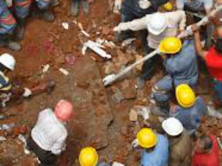 సెల్లార్ గోడ కూలి: ఇద్దరు మహిళల మృతి, శిథిలాల కింద మరికొందరు